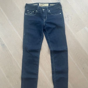 Mörkblå jeans från Jacob Cohen - Snygga mörkblå jeans från Jacob Cohen med klassisk design och kontrasterande sömmar. Jeansen har en smal passform och är tillverkade i högkvalitativt material för en bekväm känsla. Perfekta för en stilren look.
