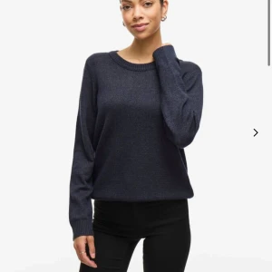 Mörkblå tröja - Säljer denna mörkblå fin stickade tröjan från vila då jag råkat köpa 2 så den är helt oanvänd 