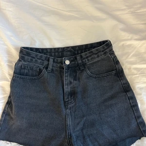 Svarta jeansshorts - Snygga svarta jeansshorts med hög midja som är lite längre till låren 