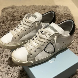 Philippe model skor - Säljer mina Philippe models då jag inte riktigt använder dom längre skick 8/10 nypris 2900. Skorna har snörning och en klassisk design med en svart häll. Finns ett litet hål i sulan som är lagat med riktigt sko lim skriv för bild på sulan. Dustbag får man inte med i köpet! Kom dm vid frågor