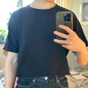 Svart croppad t-shirt från Zara - Säljer en svart croppad t-shirt från Zara. Den har en enkel design med korta ärmar och rund halsringning🖤