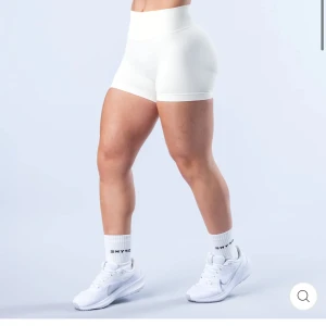 Vita shorts från DFYNE - 🤍storlek SMALL.                                           🤍Enbart prövade                                  Snygga vita shorts från DFYNE, perfekta för träning. De är högmidjade och har en tight passform som ger bra stöd. Materialet är stretchigt och bekvämt, vilket gör dem idealiska för intensiva träningspass.