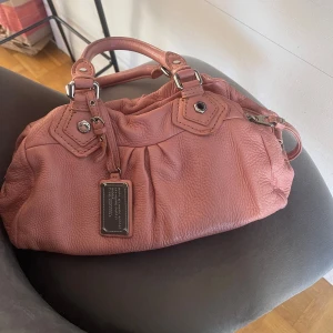 Rosa Marc Jacobs - Såå fin rosa handväska från Marc Jacobs i bra skick. Långa banden finns oxå