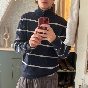 Blåvit randig snygg sweatshirt - Trendigt plagg med mycket personlighet. Från Dressman, stretchigt material, väldigt skön. Den är inte smutsig, spegeln är. 👍