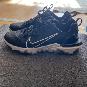 Nike react - Säljer ett par svarta Nike react som är i nyskick köptes för 1700kr och har inte används så mycket inga hål eller skador på skorna kom gärna med prisförslag 