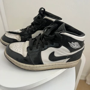 Nike Air Jordan 1 Carbon Fiber - Säljer mina älskade älskade Jordans då som inte kommer till användning längre. Lågt pris pga slitage och några defekter. Kom med egna pris förslag då jag är beredd att gå ner i pris!