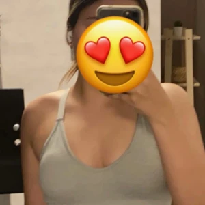 Gråmelerad sportbehå - Helt ny, har aldrig kommit till användning för att jag har för många sportbehåer. Köpt på HM, strl M.