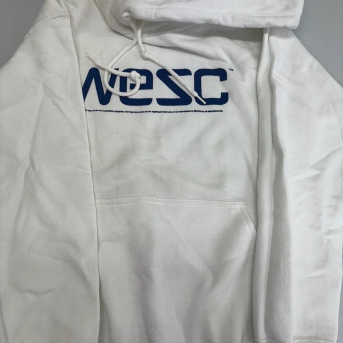 Vit hoodie från WESC