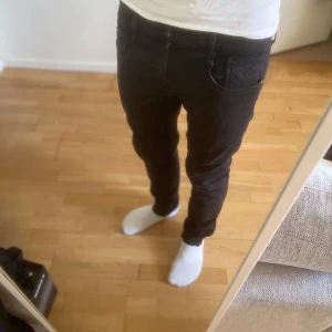 Svarta jeans från Replay - Snygga svarta jeans från Replay med en slim passform. Perfekta för en stilren