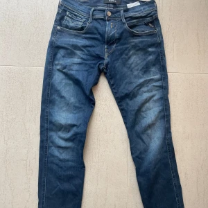 Mörkblå jeans från Replay - Snygga mörkblå jeans från Replay i modellen Anbass. 