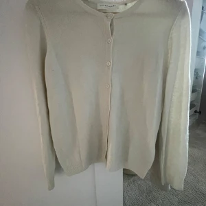 Krämvit kofta  - Så fin kräm vit kofta från rosenmunde i ull och kashmir blandning🤍🤍skriv vid frågor 