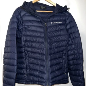 Peak Performance - jacka - Peak Performance - dunjacka strl S Använd, cond 9/10 Nypris 3.195:- Mitt pris 500:-