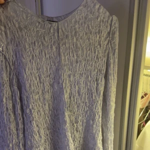 Ljusblå spetströja från Gina Tricot - Säljer en elegant ljusblå spetströja från Gina Tricot. Tröjan har en vacker spetsdesign och perfekt för en stilfull look. Passar utmärkt till både vardag och festliga tillfällen. Använts en gång så helt ny!