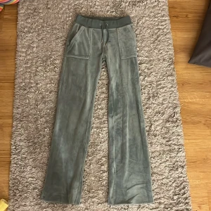 Gröna byxor från Juicy Couture - Jag säljer mina ljus gröna juciy byxor där dom blivit för korta för mig! Som man ser på bilden är dom väldigt korta och jag är runt 161cm. Dom har en liten fläck på ena lår benet men inget som är synligt när man har på sig dom.Skriv om du är intresserad och pris kan diskuteras!!💗