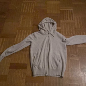 Beige cashmere hoodie från Sayless - Mysig beige hoodie i mjuk cashmere från Sayless. Perfekt för kyliga dagar med dragkedja och huva. En stilren och bekväm tröja som passar till det mesta den är i xs skulle nog säga att den passar ganska bra på S pris kan diskuteras 