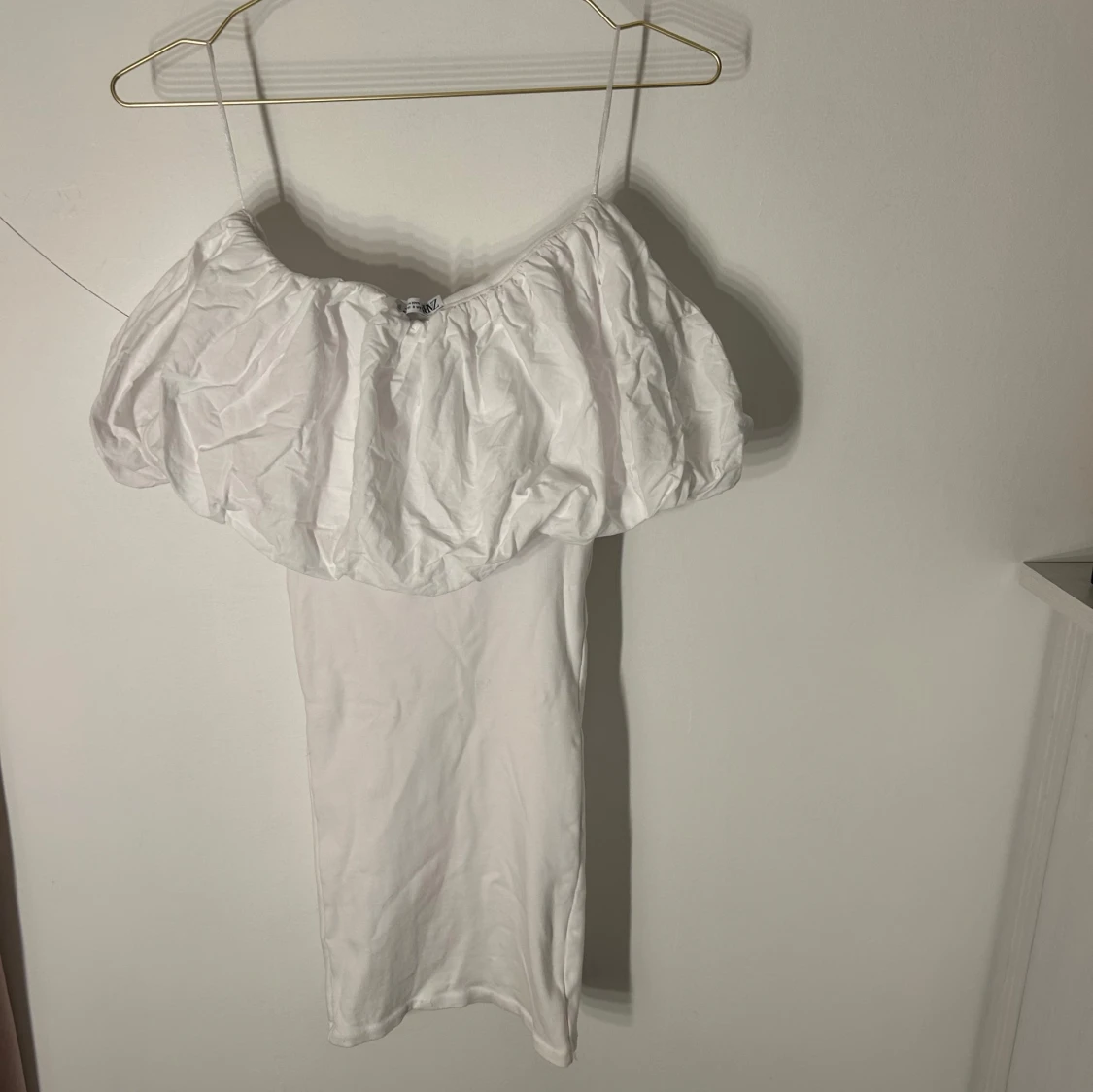 Vit offshoulder klänning från zara med volang - 1