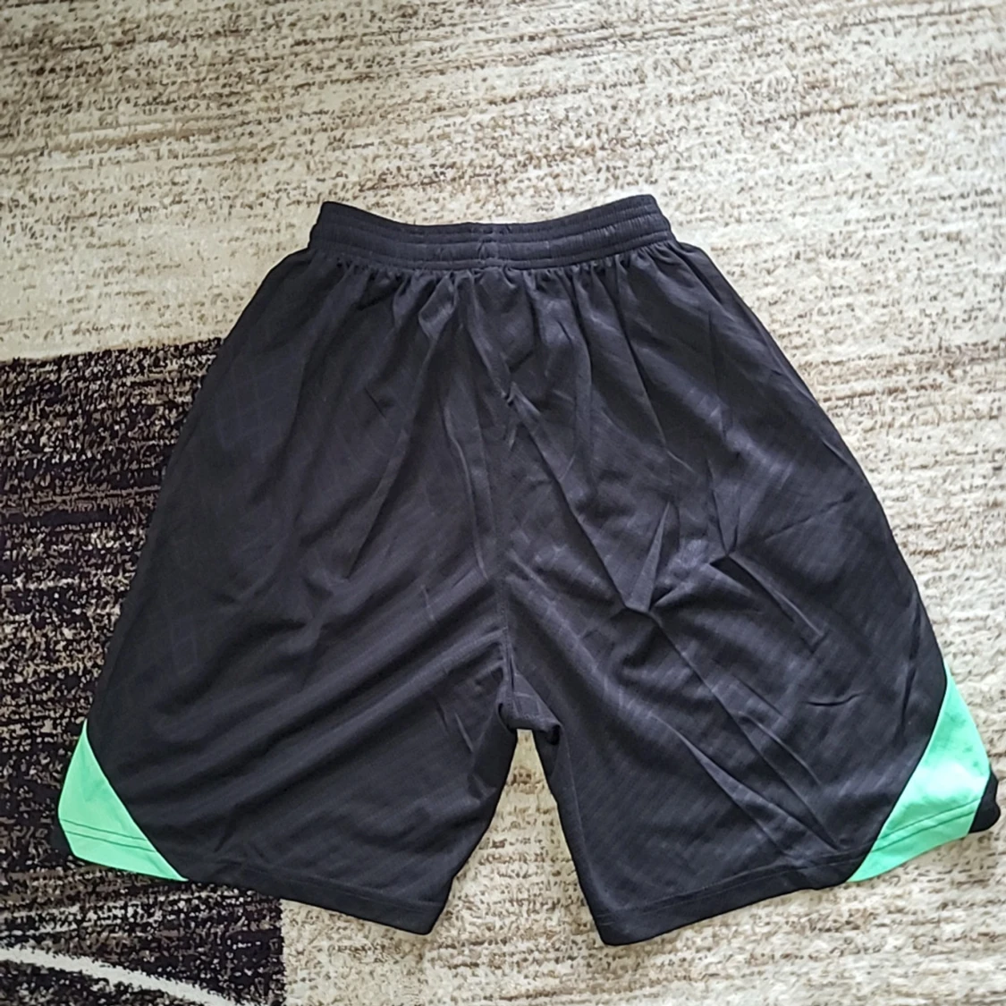 Svarta sportshorts från Nike med gröna detaljer - 1