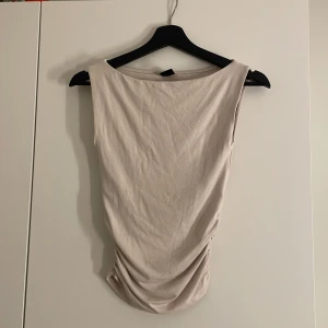 Beige ärmlös topp från Gina Tricot - Tajt topp från Gina, andvänd max tre gånger 