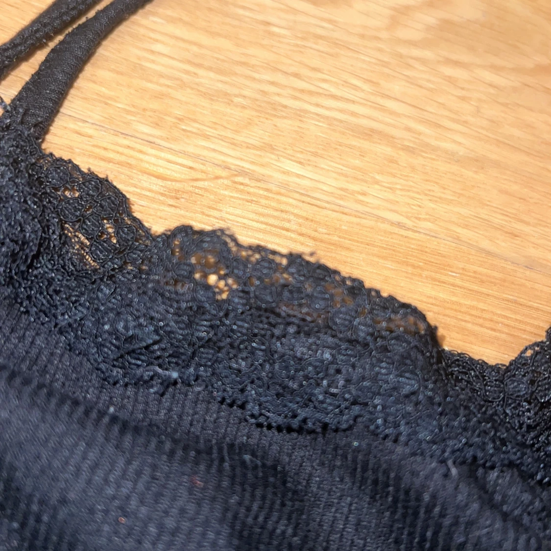 Kort svart linne med spetsdetaljer - 3