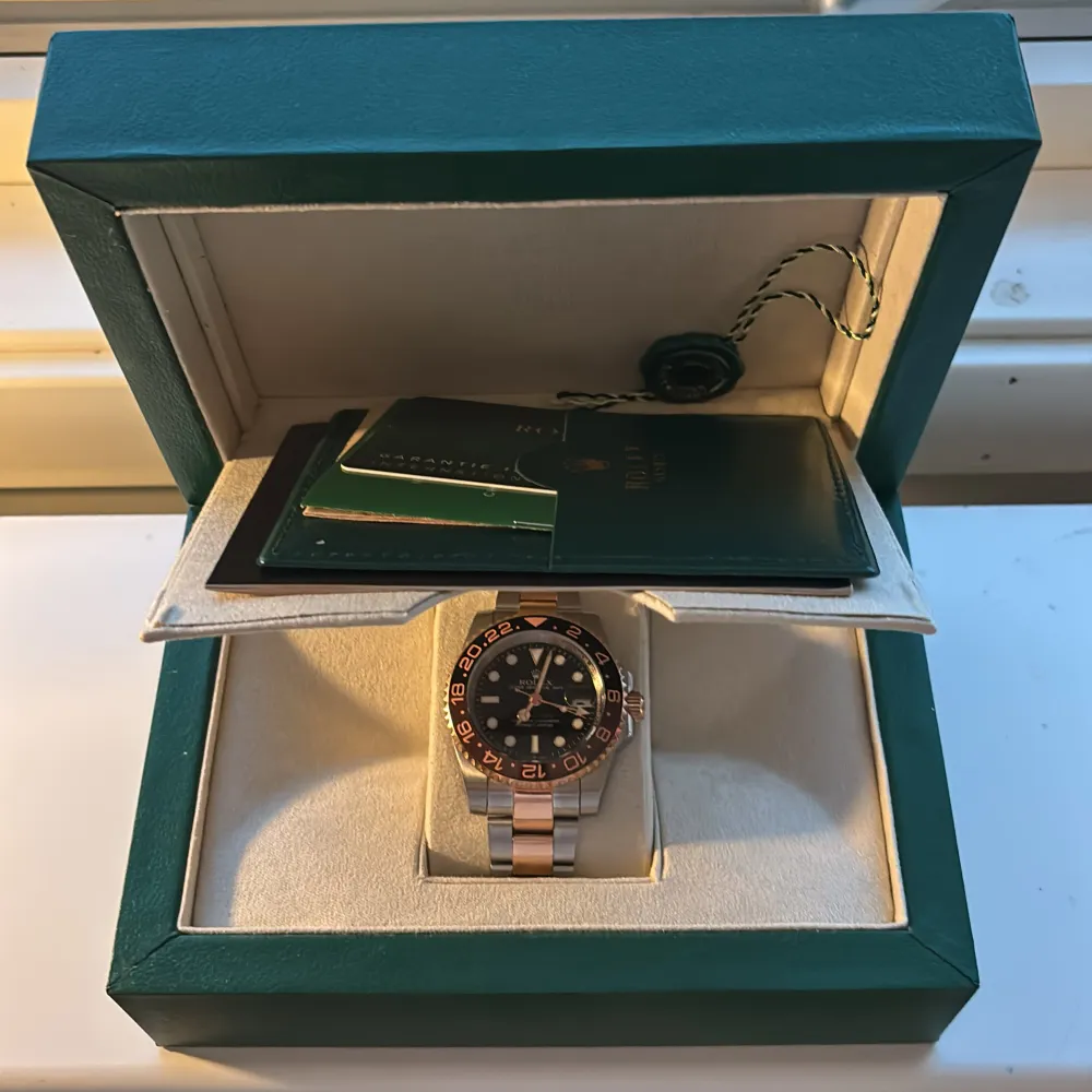 Ny och endast visad inför bilder, 1-:1 SUPERCLONE köpt för 980$ (ROOTBEER i stål och rosé). Asusteet.