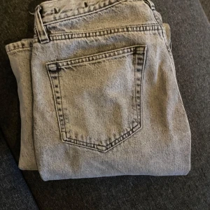 Hope jeans  - Säljer ett par grå jeans från Hope i modellen rush jeans. De har bara andvänds fåtal gånger och är i ny skick. Storlek 30. Skriv gärna vid intresse eller frågor. 