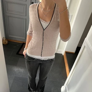 Rosa stickad kofta  - Rosa trekvartsärmad stickad kofta från H&M i storlek M, passar även S. Fint skock. Använd gärna köp nu!