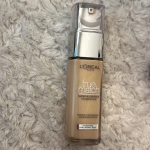 L'Oréal Paris True Match Foundation - L'Oréal Paris True Match Foundation i nyansen 1.D/1.W med varm underton. Denna super-blendable foundation innehåller hyaluronsyra för extra återfuktning och ger en naturlig finish som smälter in perfekt med hudens färg och textur. Endast testad på handen och säljer då det var fel färg🥰