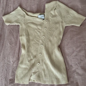 Beige ribbad offshoulder topp 💖  -  Super söt och unik beige ribbad offshoulder topp som jag har köpt från en koreansk hemsida några år sedan. 💕 Toppen har korta ärmar och knappar framtill. Kontakta vid frågor 💖🫶🏻