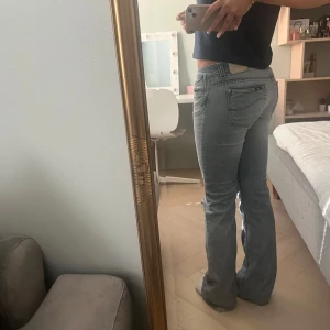Blå bootcut jeans - Intresswkoll. Jättefina bootcut lågmidjade Lee jeans säljer pga att jag ej använder längre. De har hål på vänstra låret och högra knäet 💞29/34 stl ❗️tryck ej på köp nu❗️❗️❗️