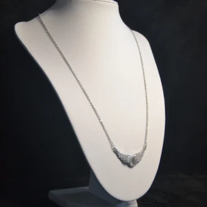 FRI FRAKT | ZANORA | 45 - 50CM | SILVER TONAD | ROSTFRITT STÅL | KRISTALL VINGAR | - Detta vackra halsband från ZANORA är designat med kristaller och änglavingar i en silver-tonad finish. Tillverkat i rostfritt stål, är det både stiligt och hållbart. Halsbandet har en justerbar längd på 45-50 cm, vilket gör det perfekt för alla tillfällen. Tveka inte att höra av er om ni har några frågor! Följ oss gärna på Instagram och TikTok @ZANORA.store för mer inspiration och nyheter.