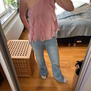 Säljer en söt rosa oneshoulder topp från Zara med volangdetaljer. Storlek M men passar också S 🌸har en slitning på ryggen, se sista bilden, men ingenting man tänker på när man har den på sig!