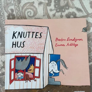Knuttes hus - Boken 'Knuttes hus' av Barbro Lindgren och Emma AdBåge handlar om Knutte som flyttar till ett nytt hus för att få lugn och ro. Men snart kommer en katt, en hund, en gris och många andra djur för att bo hos honom. En charmig berättelse med fina illustrationer.storlek på boken är 21x24cm kan möta er i T-Centralen utanför Åhléns i Stockholm 