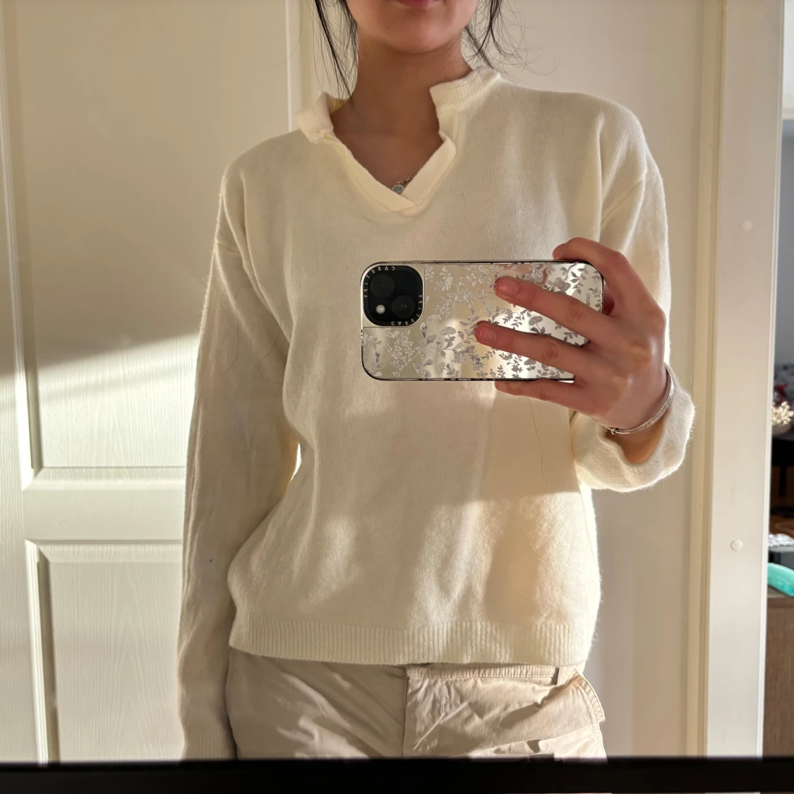 Vit tröja med unik krage