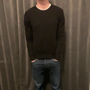 J.Lindeberg pullover 100% merinoull  - Nyskick! 100% merinoull, väldigt skön och en väldigt bra passform!