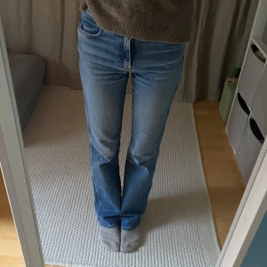 Blå jeans med bootcut - Snygga blå jeans med bootcut-stil. De har en klassisk femficksdesign och en bekväm passform 💕