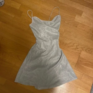 Silver glittrig klänning från H&M - Snygg klänning från H&M som aldrig används💕