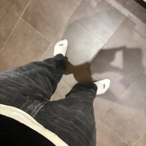 Svarta loose fit jeans  - Säljer ett par svarta loose fit jeans från H&M. De har en avslappnad passform och är perfekta för en casual look och passar jättebra för dig som gillar loose fit. Lite färg vid sidan av under fickan men syns knapp om man inte tittar väldigt noga
