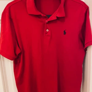 Röd Ralph Lauren pike - Säljer denna unika röda Ralph Lauren piken. Inga defekter, nyskick