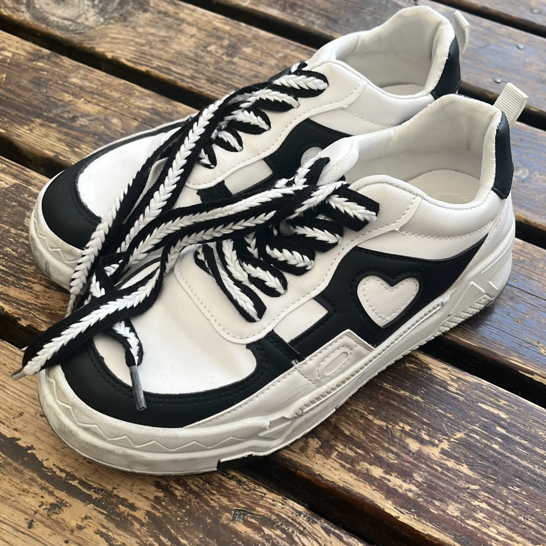 Svartvita sneakers med hjärtdetaljer - 1