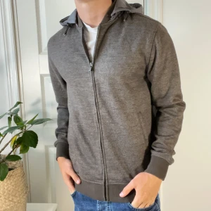 Massimo Dutti cardigan - Skick 10/10 inga defekter. Material Wool blended vilket är väldigt skönt och najs inför hösten. Liknade Cardigans säljs för runt 1750, mitt pris 1100. Kom med frågor! Modellen är 180,75 kg. 