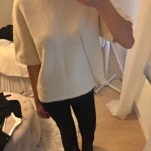 Stickad t-shirt - (Lite stor för mig) passar S och M. Inga noppror mm. Kom priv för fler bilder🥰