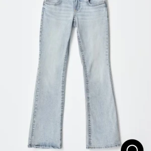 Y2K bootcut jeans låg midja - Säljer ett par ljusblå jeans med bootcut-modell och låg midja. Jeansen har skitsnygga Y2K fickor bak. Jeansen är i bra skick och passar till allt! Pris går att diskutera, nypris: 500kr☺️