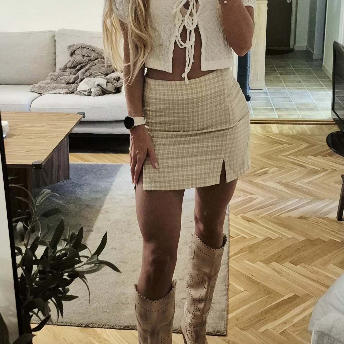 Beige rutig kjol med slits - 1