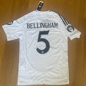 Real Madrid Hemma kit 24/25 ”Bellingham #5” - Real Madrid Hemma kit 24/25 med Bellingham #5 på ryggen, spelarversion, Storlek M men passar mer som S,  Helt oanvänd och tagsen är kvar, kom gärna med bud eller frågor 🤙🏼