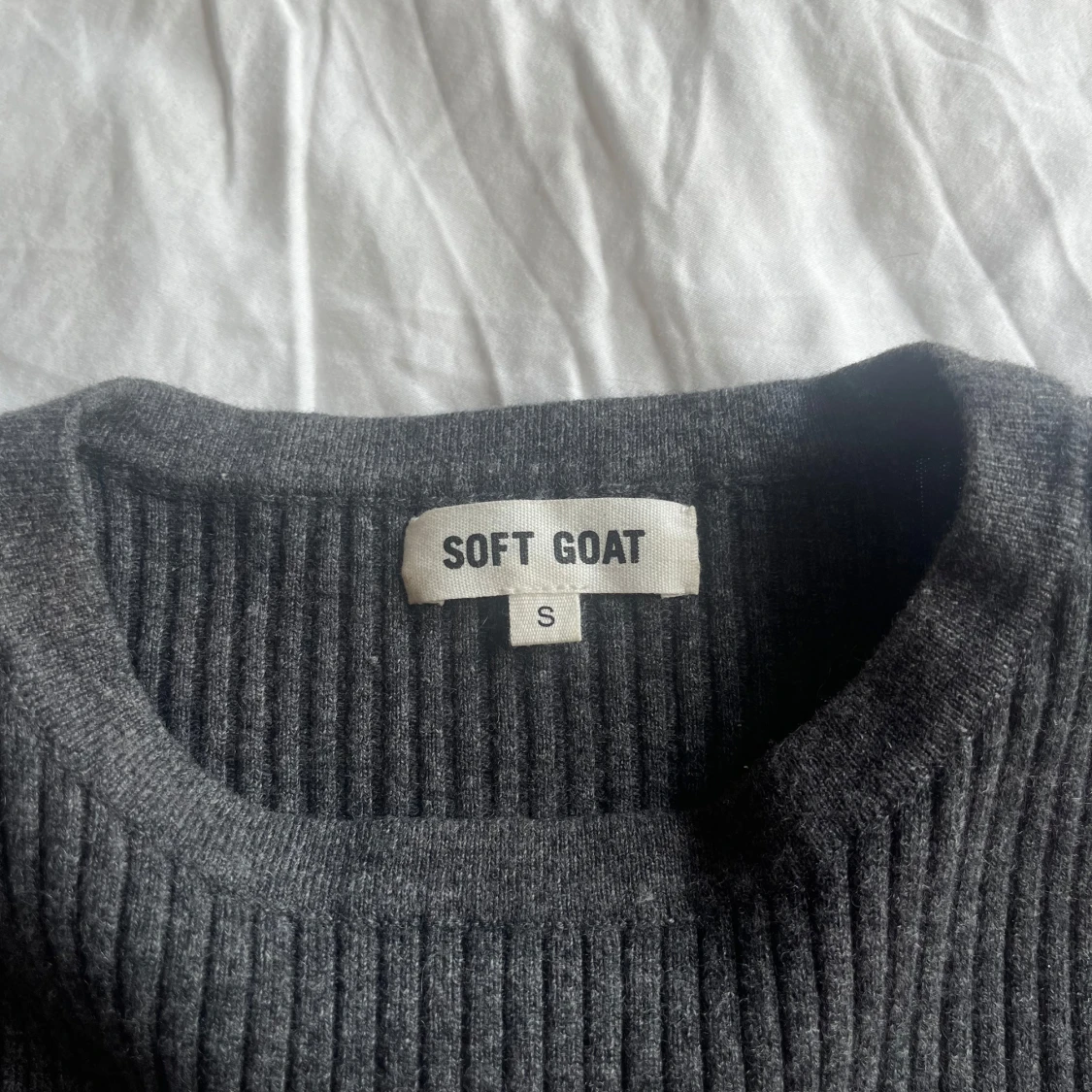 Grå ribbad tröja med cut-out Soft Goat - 1