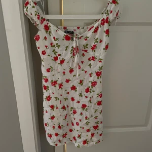 Vit blommig kortklänning  - Superfin blommig kort klänning från ZARA, tyvärr för liten för mig då det är en storlek XS/34 