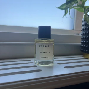 ESSNCE I Am Vanilla parfym - Parfymflaska från ESSNCE med doften I Am Vanilla. En parfym med doft av vanilj, jordgubb och brunt socker. Perfekt för dig som gillar söta och varma doftnoter. Varan har endast testats och säljs pågrund utav felköp. 