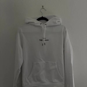 Vit hoodie från Polo Ralph Lauren XS - Vit hoodie från Polo Ralph Lauren i storlek XS. Tröjan har huva med snörning, magficka och broderad logga på bröstet samt ärmen. Mjuk och skön bomullskvalitet, perfekt för chill dagar. Klassisk och stilren design med lång ärm och regular passform.
