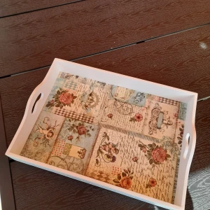 Serveringsbricka handgjord  - Serveringsbricka gjort av decoupagepapper i gammeldags stil som går i beige/blåa nyanser. Mått 35x25cm 