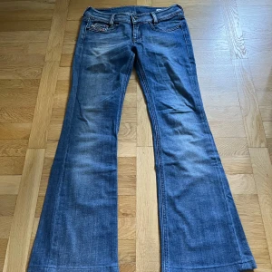 Blå lågmidjade diesel jeans - Coola super lågmidjade bootcut jeans från diesel. Skriv privat för mått